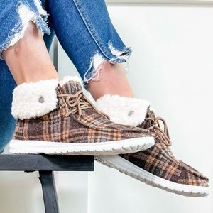 BRAND NEW WITH BOX VERY G SHERPA TOP SNEAKERS IN SIZE 7